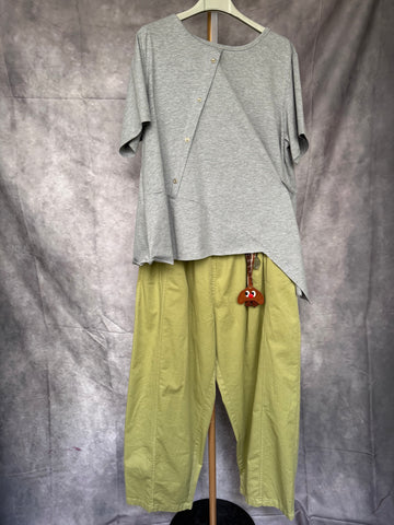 Camiseta asimétrica gris con botones