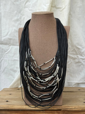Collar multi negro con tubos plateados