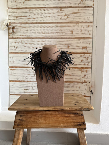 Collar flecos negro