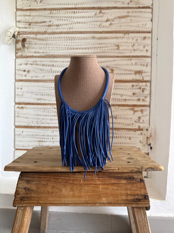 Collar flecos caucho azul