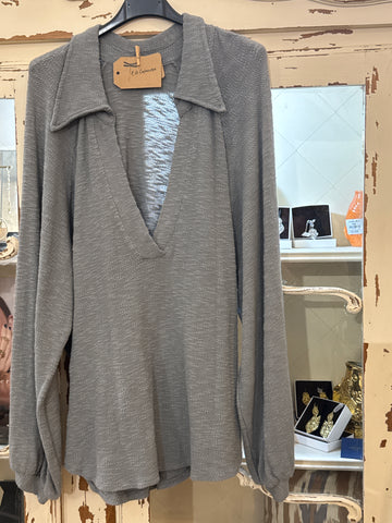 Camiseta cuello gruesa gris