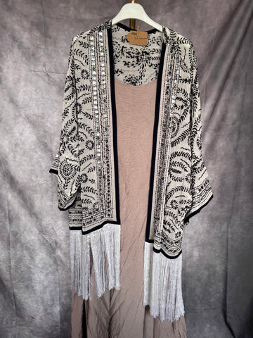 Kimono bordado con flecos