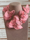 Collar flores tela rosa