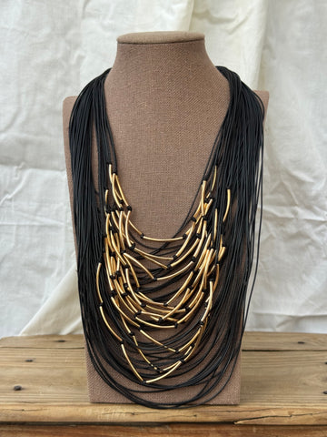 Collar multi negro con tubos dorados