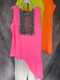Camiseta asimétrica rosa flúor