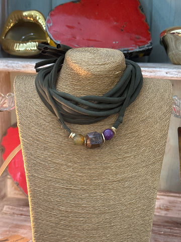 Collar tela y piedras