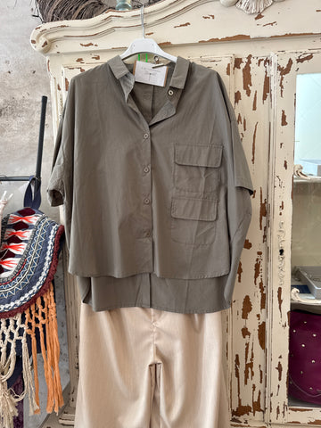 Camisa kaki bolsillos