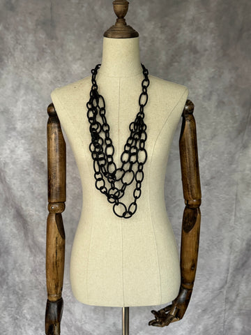 Collar largo eslabones caucho negro
