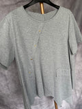 Camiseta asimétrica gris con botones