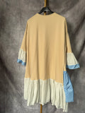 Vestido con flor beige