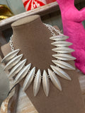 Collar metal plateado
