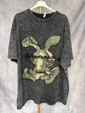 Camiseta negra conejo