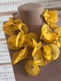 Collar flores tela amarillo