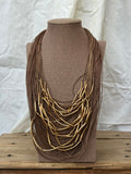 Collar marrón multi con tubos dorados
