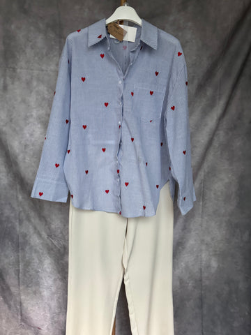Camisa rayas con corazones rojos