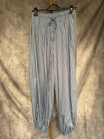 Pantalón bombacho azul rayas marrones