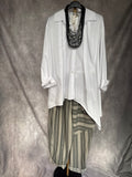 Camisa blanca pliegues