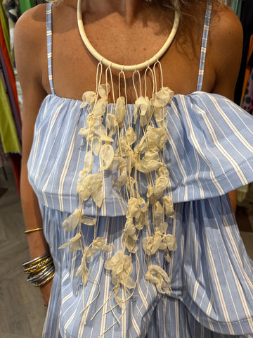 Collar largo flores beige