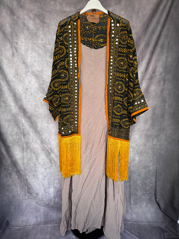 Kimono bordado con flecos