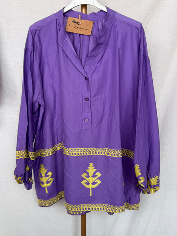 Blusa morada con bordados