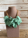 Collar pétalos verde