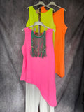 Camiseta asimétrica rosa flúor