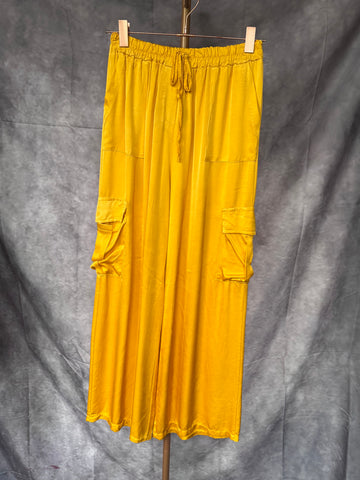Pantalón cargo viscosa amarillo