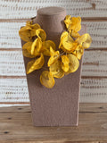 Collar flores tela amarillo