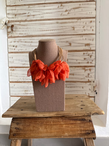 Collar pétalos naranja