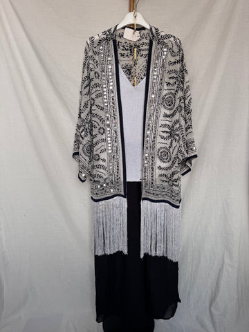 Kimono bordado con flecos