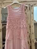 Vestido con croché rosa