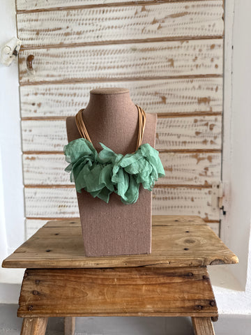 Collar pétalos verde