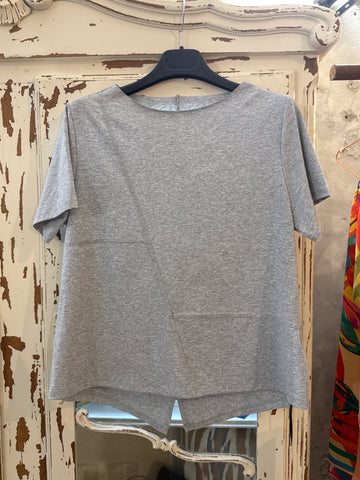 Camiseta asimétrica gris