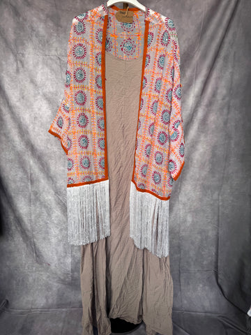 Kimono bordado con flecos