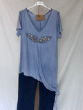 Camiseta asimétrica “Alas” azul