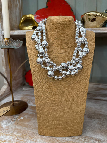 Collar Bolas Plateado