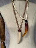 Collar largo cuerno beige