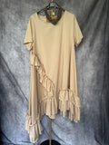 Vestido asimétrico volantes beige