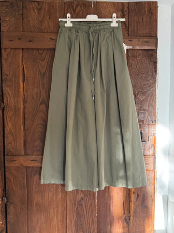 Pantalón palazzo cropped kaki