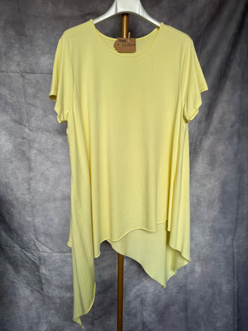 Camiseta asimétrica amarilla