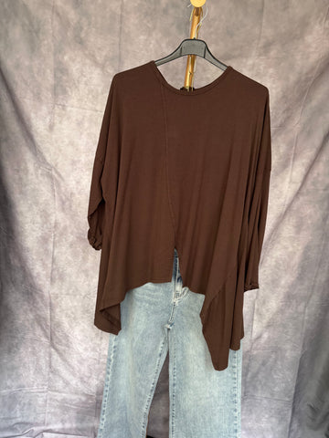 Camiseta asimétrica chocolate