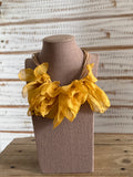 Collar pétalos amarillo