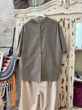 Camisa kaki bolsillos