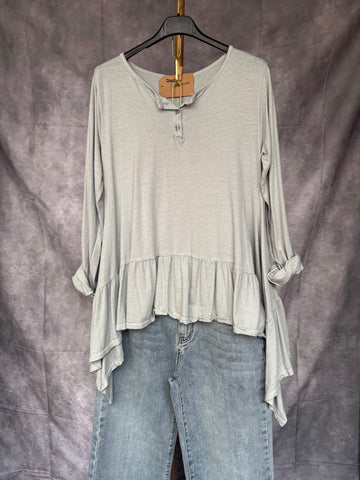 Camiseta asimétrica gris volante