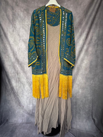 Kimono bordado con flecos