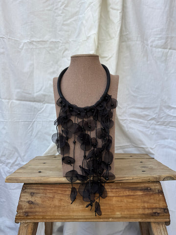 Collar flores negro