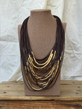 Collar  marrón multi con tubos de metal