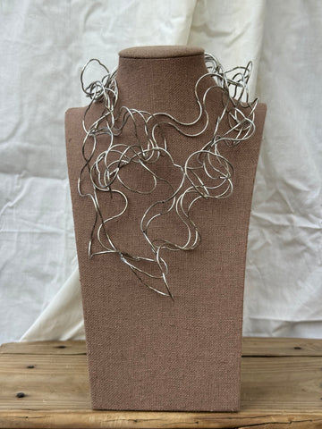 Collar metal plateado