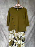 Camiseta verde botones
