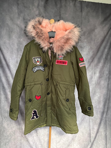 Parka largo con parches pelo rosa